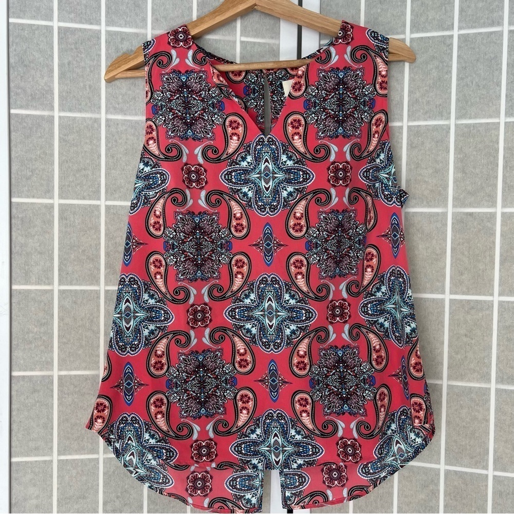Verse Jory Coral paisley print sleeveless blouse size medium split neck